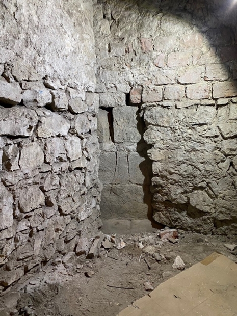fragment pomieszczenia, kamienne szare ściany