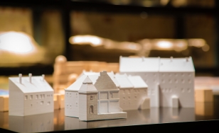 modele domów, białe budynki ustawione na stole