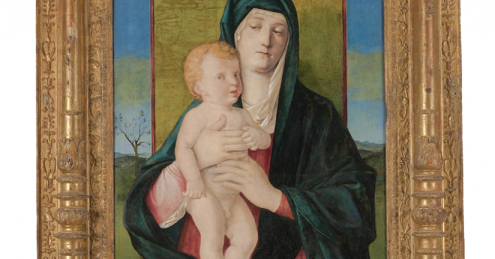 Obraz w złoconej ramie, zawierający postać  kobiety z dzieckiem na ręku; kobieta ubrana w zieloną szatę, założoną na głowę, dziecko jest nagie; w tle krajobraz