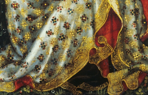 fragment obrazu - skraj białej szaty zdobionej złotymi i kwiatowymi ornamentami, pod nią widoczny fragment czerwonej szaty