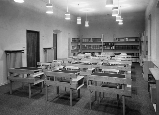 Zdjęcie archiwalne: wnętrze biblioteki ze stołami i krzesłami zaprojektowanymi w roku 1963 przez Mariana Sigmunda, architekta wnętrz i profesora Akademii Sztuk Pięknych w Krakowie